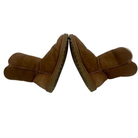 UGG Women’s Bailey Button, Women’s US 9, chestnut color, very good condition - Picture 8 of 13